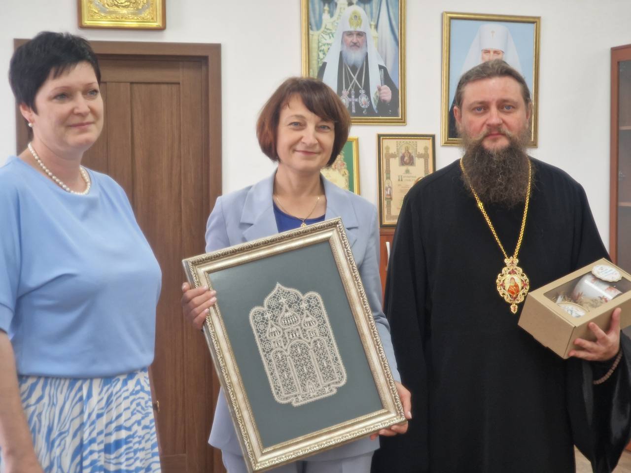 В епархиальном управлении Славгородской епархии состоялась встреча епископа Славгородского и Каменского Иоасафа с главой муниципального округа города Славгород Людмилой Валерьевной Подгорой.