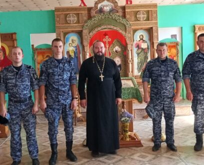 В День памяти святого равноапостольного князя Владимира и Дня  Крещения Руси, иерей Александр Мусрепов, настоятель храма в честь Преподобного Серафима Саровского села Хабары встретился с сотрудниками Хабарского отряда Росгвардии