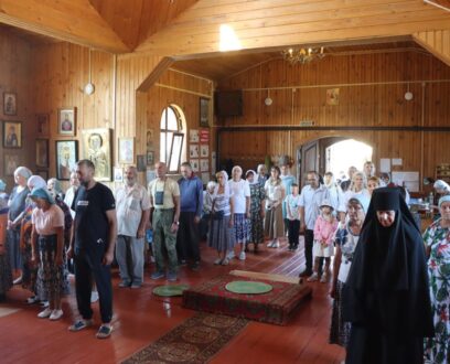 В день празднования иконы Божией Матери Святогорская Алтайская епископ Горноалтайский и Чемальский Макарий и епископ Славгородский и Каменский Иоасаф совершили Божественную литургию в храме в честь иконы Божией Матери «Всех скорбящих радость» села Чемал.