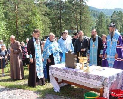 В день празднования иконы Божией Матери Святагорская Алтайская, после Божественной литургии в храме в честь иконы Божией Матери «Всех скорбящих Радость» в селе Чемал состоялся традиционный Крестный ход до турбазы «Благодать», где находится часовня в честь иконы Божией Матери Святогорская.