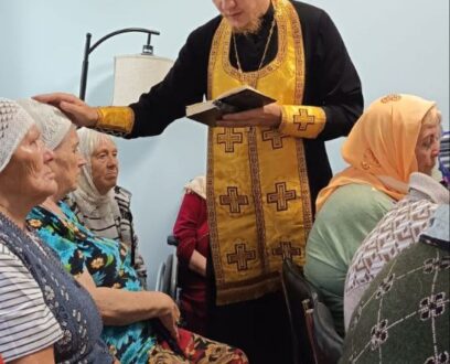 Иерей Вадим Воробьев, руководитель епархиального отдела по церковной благотворительности и социальному служению посетил подопечных Славгородского дома-интерната.
