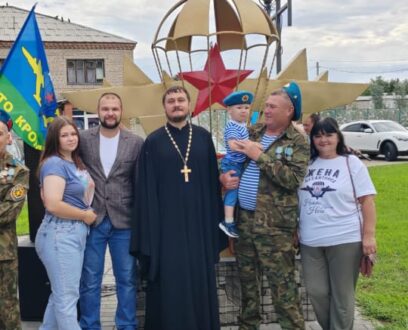 Иерей Ярослав Гузеев, настоятель храма в честь преподобного Алексия Человека Божьего в селе Ключи принял участие в торжественном митинге, посвященном 95-й годовщине образования Воздушно-десантных войск России