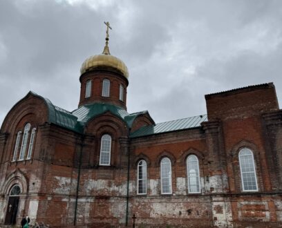 В память великомученика и целителя Пантелеимона епископ Славгородский и Каменский Иоасаф совершил Божественную литургию в Богоявленском мужском монастыре в городе Камень-на-Оби