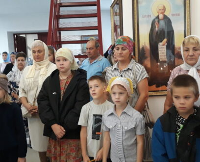 Настоятель храма в честь Благовещения Пресвятой Богородицы р.п. Благовещенка иерей Александр Кайнов отслужил молебен на начало учебного года.