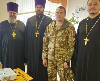 В храм в честь Благовещения Пресвятой Богородицы р.п. Благовещенка прибыли святыни: Крест с частицей Животворящего Креста Господня и икона преподобного Макария Алтайского с частицей мощей