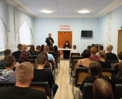 В Каменском аграрном техникуме для студентов была организована встреча с настоятелем храма Казанской иконы Божьей Матери села Новоярки Каменского района, священником Игорем Мищенко.