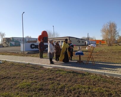Настоятель храма в честь Рождества Пресвятой Богородицы села Сидоровка, совершил водосвятный молебен в новой парковой зоне, которая расположена в центре с. Сидоровка Романовского района.