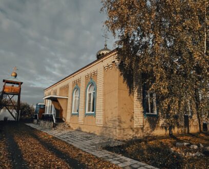 В Неделю 17-ю по Пятидесятнице, епископ Славгородский и Каменский Иоасаф совершил Божественную литургию в храме в честь Новомученников и исповедников Церкви Русской села Редкая Дубрава