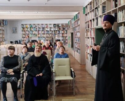 В Богоявленский мужской монастырь г.Камень-на-Оби прибыли святыни – крест с частицей Креста Господня и икона преподобного Макария Алтайского с частицей мощей
