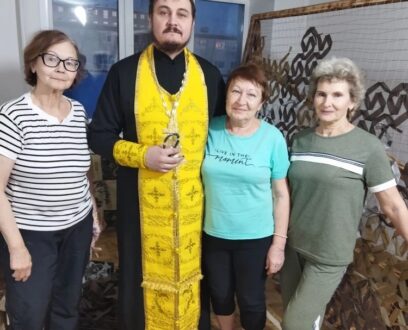 Иерей Ярослав Гузеев, ответственный в Славгородской епархии за взаимодействие с фондом «Защитники Отечества», освятил помещение, в котором волонтеры группы «Яровские паучки» изготавливают сети для отправки в зону СВО.
