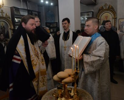 В праздник Рождества Господа Бога и Спаса нашего Иисуса Христа, епископ Славгородский и Каменский Иоасаф совершил Божественную литургию в храме святых апостолов Петра и Павла в городе Славгород.