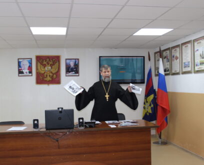 Иерей Александр Гребенюк, настоятель храма в честь иконы Божией Матери «Почаевская» с. Завьялово посетил районный отдел полиции и встретился с сотрудниками. 