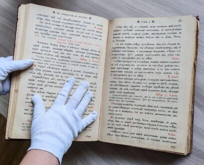 В библиотеке Камня-на-Оби открылась уникальная выставка православных книг «Хранители памяти»