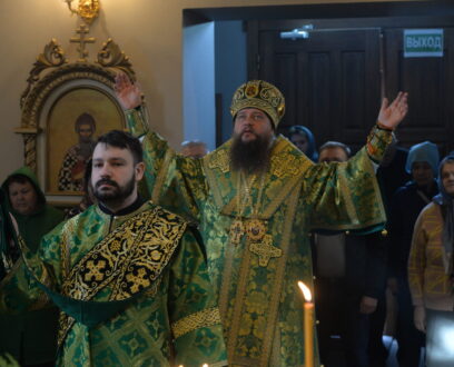 Епископ Славгородский и Каменский Иоасаф совершил Божественную литургию святителя Иоанна Златоуста в храме в честь святых апостолов Петра и Павла в городе Славгород.