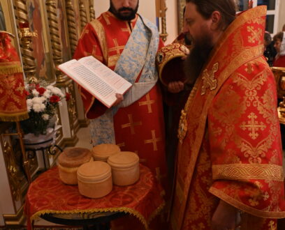 Епископ Славгородский и Каменский Иоасаф совершил Пасхальные богослужения — Полунощницу, Крестный ход, Пасхальную заутреню и Божественную литургию святителя Иоанна Златоуста. 