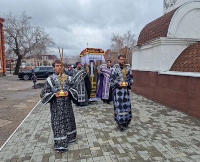 Епископ Славгородский  и  Каменский  Иоасаф совершил Утреню с чином погребения Господа нашего Иисуса Христа в храме апостолов Петра и Павла в городе Славгород.