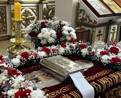 Епископ Славгородский и Каменский Иоасаф совершил вечерню с чтением 15 паримий и Божественную литургию святителя Василия Великого в храме в честь апостолов Петра и Павла в городе Славгород.