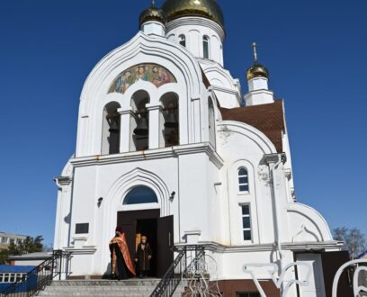 Епископ Славгородский и Каменский Иоасаф возглавил встречу Благодатного огня из храма Гроба Господня в Иерусалиме и совершил Пасхальную вечерню в храме в честь святых первоверховных апостолов Петра и Павла в Славгороде.