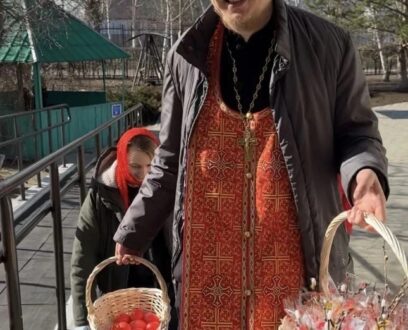 Священник поздравил постояльцев дома-интерната со Светлой Пасхой