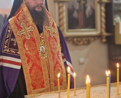 Епископ Славгородский и Каменский Иоасаф молился на вечернем богослужении в храме в честь святых апостолов Петра и Павла в городе Славгород.