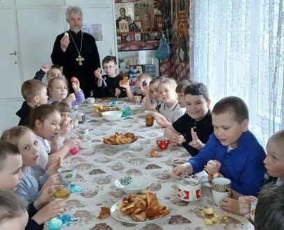 Ученики 1б класса школы № 1 с. Кулунда со своим классным руководителем Светланой Перовой и родителями посетили храм в честь Абалацкой иконы Божией Матери.