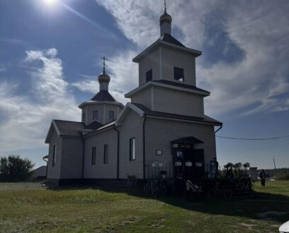 Епископ Славгородский и Каменский Иоасаф и епископ Рубцовский и Алейский Роман совершили Божественную литургию в храме святого равноапостольного великого князя Владимира в селе Мамонтово.