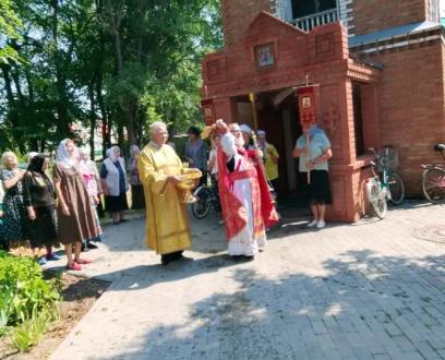 В храме в честь архистратига Божьего Михаила села Ребриха состоялась Божественная литургия.