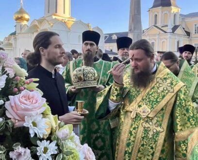 В канун дня памяти преподобного Сергия Радонежского епископ Славгородский и Каменский Иоасаф сослужил Святейшему Патриарху Московскому и всея Руси Кириллу в Троице-Сергиевой лавре.