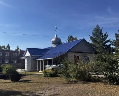 Епископ Славгородский и Каменский Иоасаф совершил Божественную литургию в храме в честь иконы Божией Матери «Достойно есть» села Табуны.