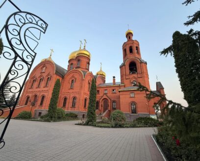 Епископ Славгородский и Каменский Иоасаф совершил Божественную литургию в Спасо-Преображенском кафедральном соборе города Губкина