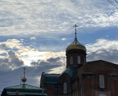 В епархиальном Богоявленском мужском монастыре г. Камень-на-Оби молитвенно отметили праздник Рождества Пресвятой Богородицы и 126-летие со дня великого освящения Богоявленского собора обители.