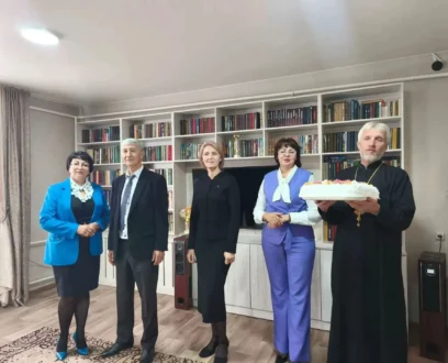 В Курском доме социального обслуживания, навестил настоятель храма Абалацкой иконы Божией Матери в с. Кулунда иерей Владимир Колтыгин.